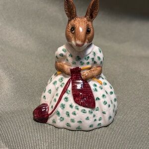 Bunnykins Busy Needles Royal Doulton